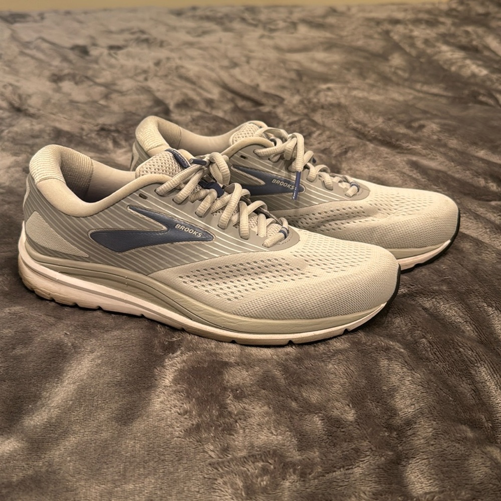 Like new Brooks running addiction 14 shoes size 10 womens